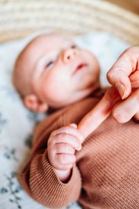 Baby greift nach Finger